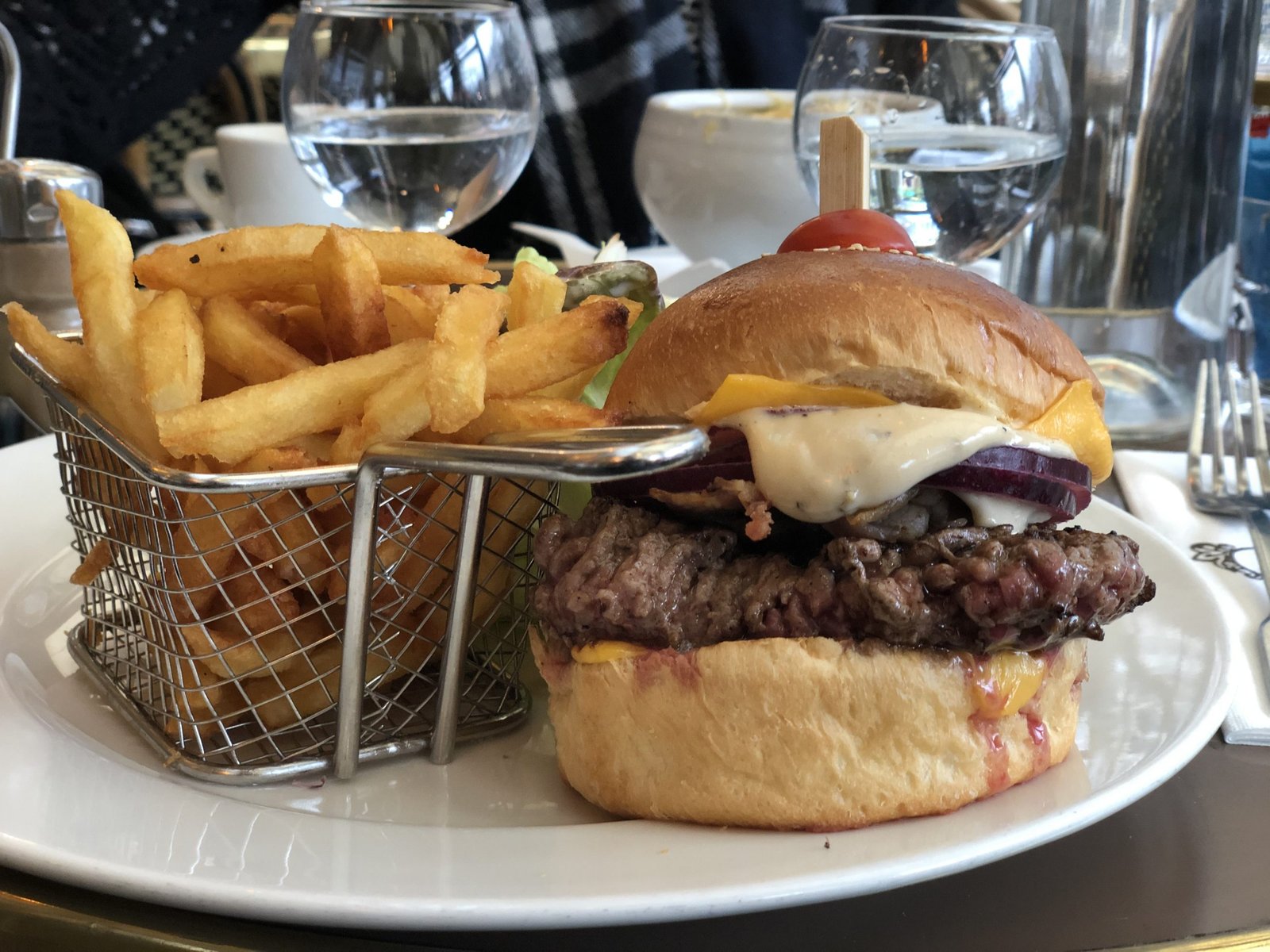 Cafe Le Pierrot Burger